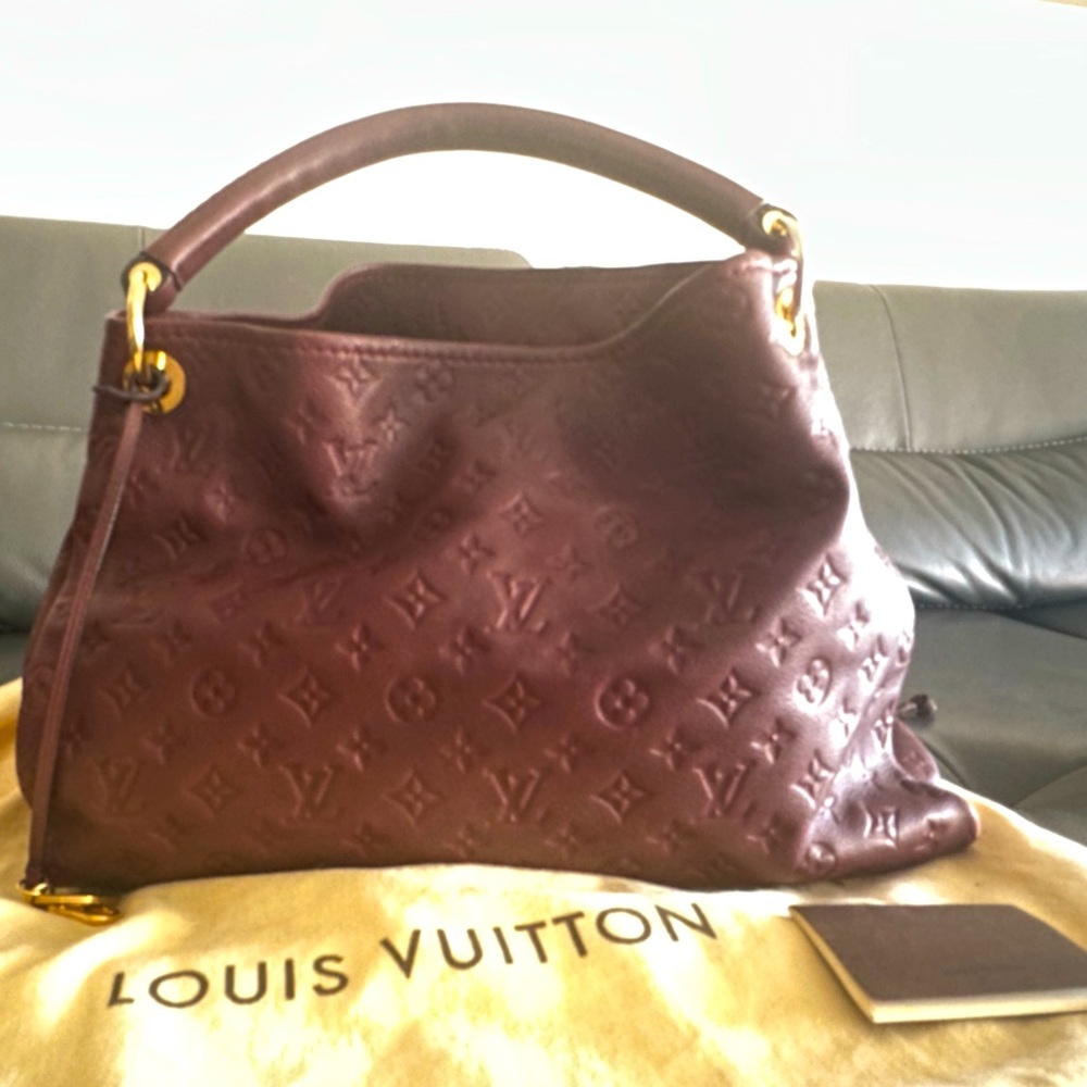 Louis Vuitton Artsy MM in Burgundy Leather